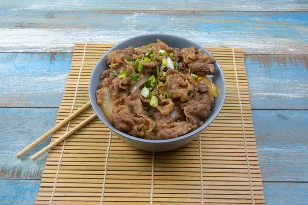 Kase pirinç ile sığır eti pişmiş / Japon yemek pişirme Gyudon kavramı