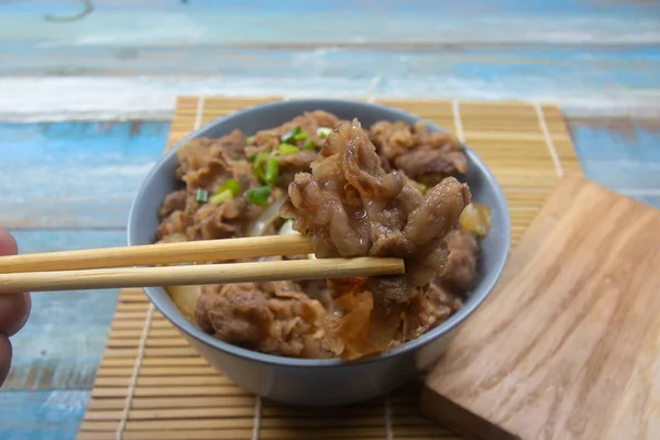 Kase pirinç ile sığır eti pişmiş / Japon yemek pişirme Gyudon kavramı