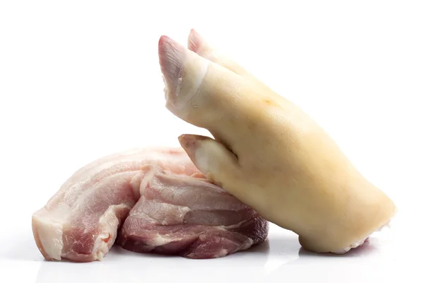 裸腿和白底猪肉 — 图库照片