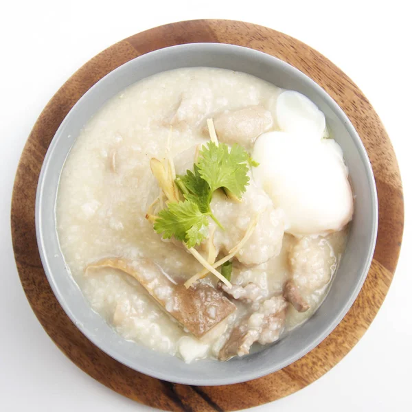 Beyaz arka plan üzerinde seramik kase yulaf lapası pirinç