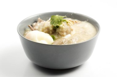 Beyaz arka plan üzerinde seramik kase yulaf lapası pirinç