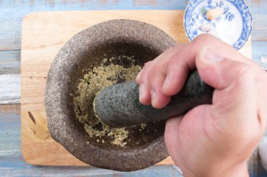 Şef pound kişniş, biber ve sarımsak ile havaneli harç üzerinde / yemek tatlı kahverengi Komposto domuz eti sos (Moo Pa-lo) kavramı