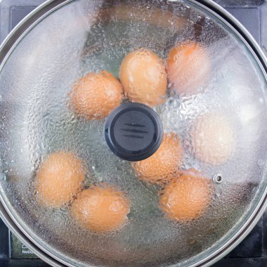 Tencerede haşlanmış yumurta pişirme / tatlı kahverengi Komposto domuz eti sos (Moo Pa-lo) kavramı pişirme Şef