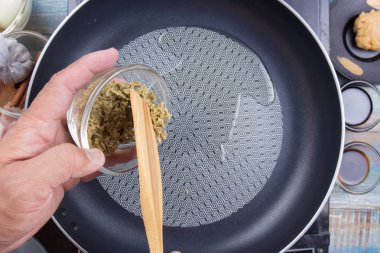 Şef koyun kıyma, kişniş, biber ve sarımsak pan / yemek tatlı kahverengi komposto domuz eti sos (Moo Pa-lo) kavramı