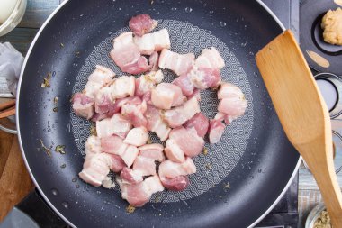 Şef stirfry çizgili domuz pan / yemek tatlı kahverengi Komposto domuz eti sos (Moo Pa-lo) kavramı