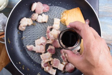 Şef pişirme / tatlı kahverengi Komposto domuz eti sos (Moo Pa-lo) kavramı yemek için siyah sos koymak