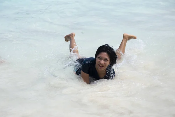 Азиатские Женщины Наслаждаются Пляже Синим Морем — стоковое фото