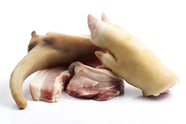白色背景下的生腿 尾和猪肉 — 图库照片