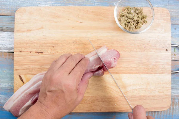 Koch Schneidet Schlieriges Schweinefleisch Vor Dem Kochen Kochen Süße Braune — Stockfoto