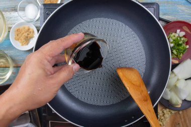 Poring soya sosu için kaydırmak için Şef Gyudon kavramı yemek pişirme / Japonca gıda