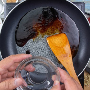 Şef poring mirin için kaydırmak için Gyudon kavramı yemek pişirme / Japonca gıda