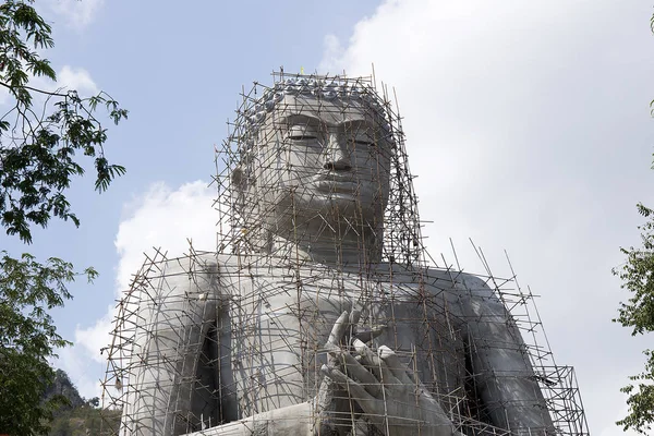 Grote Boeddha Standbeeld Onder Bouw Heuvel — Stockfoto