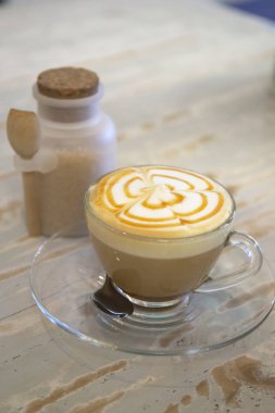 Masanın üzerinde bir fincan kahve.