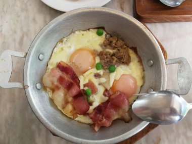 Sıcak Pan kızarmış - yumurta kahvaltı Tay tarzında masada.