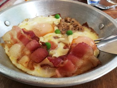 Sıcak Pan kızarmış - yumurta kahvaltı Tay tarzında masada.