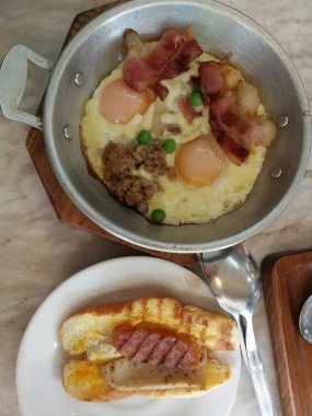 Sıcak Pan kızarmış - yumurta kahvaltı Tay tarzında masada.