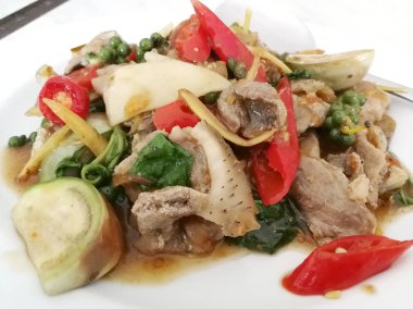 Kızarmış yaban domuzu kırmızı biber ilave edin / baharatlı Tayland gıda