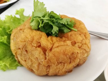 Omlet Tay tarzında plaka üzerinde kişniş ile merkezi üst