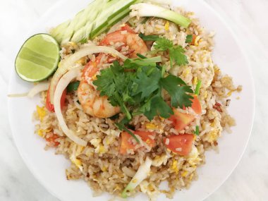 Beyaz tabakta Karidesli kızarmış pilav