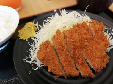 Gevrek derin yağda kızartılmış domuz eti pilav ile / tonkatsu / Japonca gıda