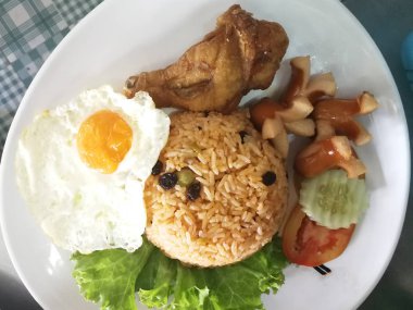 Sosis tavuk baget ve sahanda yumurta Fried Rice