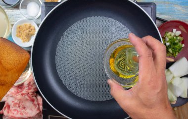 Şef poring petrol için kaydırmak için Gyudon kavramı yemek pişirme / Japonca gıda