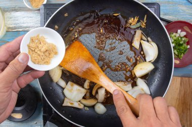 Aşçı pirinç ile sığır eti yemek için dashi toz koymak / Japon yemek pişirme Gyudon kavramı