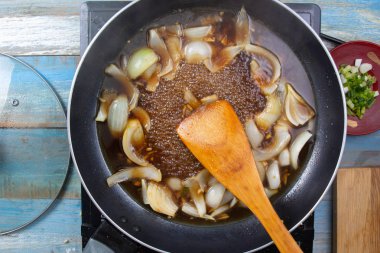 Şef stir fry soğan tavası / Japon yemek pişirme Gyudon kavramı