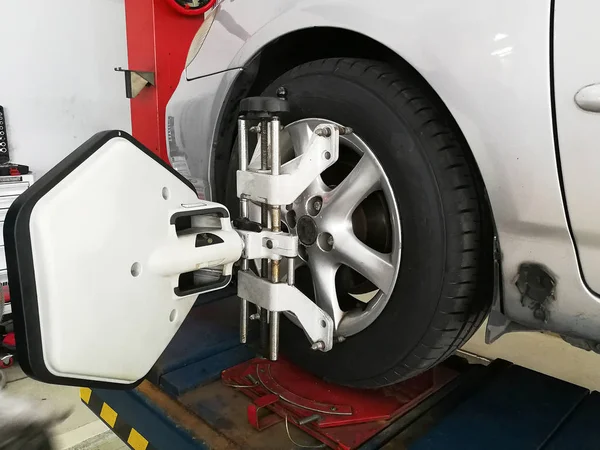 Araba tekerlek Dengeleme merkezi garajda ile