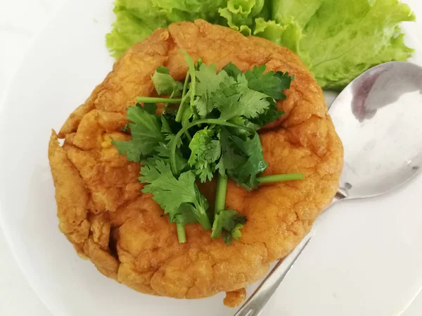 Tortilla Estilo Tailandés Placa Con Cilantro Parte Superior Central — Foto de Stock