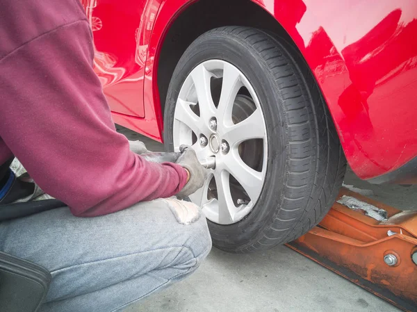 Mekaanikko Käyttää Auto Mekaanikko Vaihtaa Auton Pyörän Garace — kuvapankkivalokuva