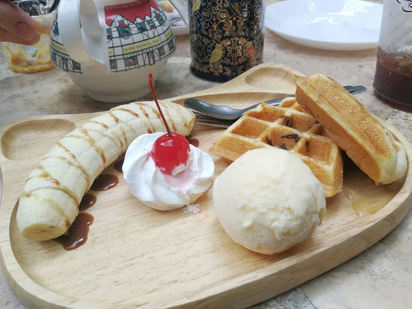 Gaufre Avec Crème Glacée Banane Sur Plaque Bois — Photo