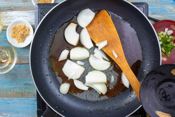 Cocinero Freír Cebolla Una Sartén Cocina Japonesa Concepto Gyudon — Foto de Stock