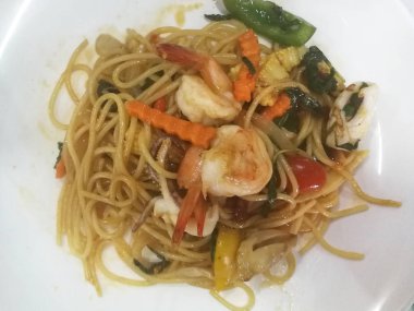 Beyaz tabakta Tayland usulü spagetti. 