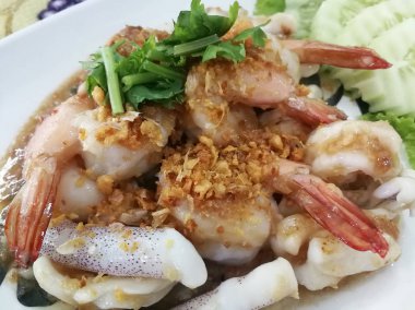 Kızarmış karides ve sarımsak biber /Thai gıda tabakta kalamar