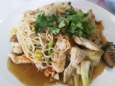 Tavada erişte ve tavuk / popüler gıda ile sebze karıştırın