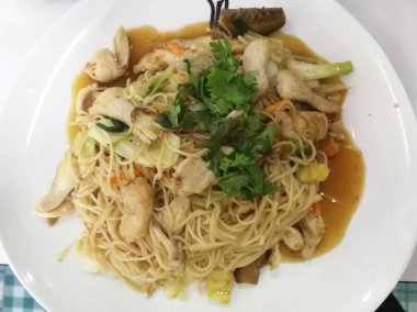 Tavada erişte ve tavuk / popüler gıda ile sebze karıştırın