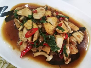 /Thai Fesleğenli kızarmış baharatlı karışık mantar karıştırın vejetaryen yemek