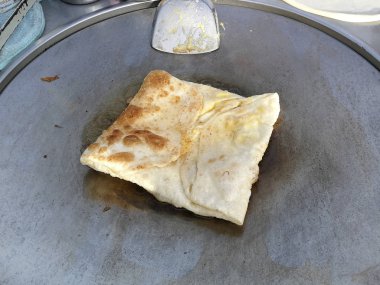 Bir tatlı karışık muz ile yumurta, şeker ve un yapılan Roti yapma / Tay Müslüman sokak gıda 