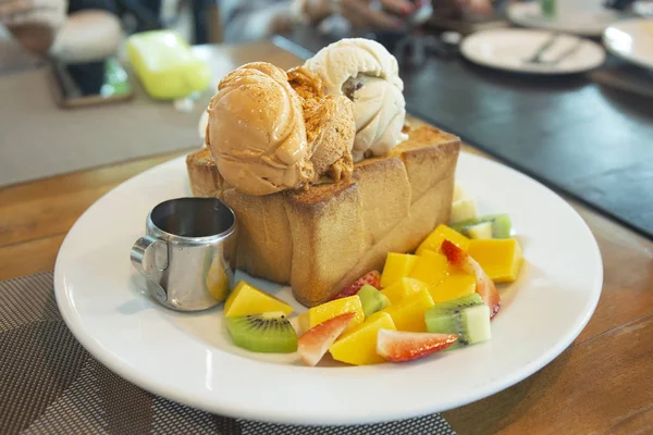Toast Miel Mangue Fraîche Fraise Kiwi Banane Miel Crème Glacée — Photo