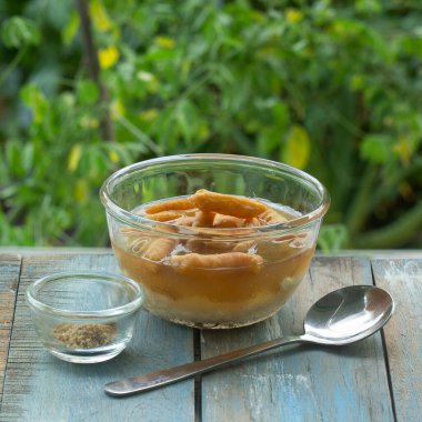 Taze kızarmış hamurla kaplanmış tatlı, sıcak zencefilli fasulye şurubu ve Tayland kahvaltısı.