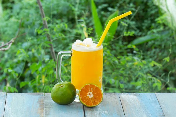 Glas Vers Sinaasappelsap Smoothie Tuin Achtergrond — Stockfoto