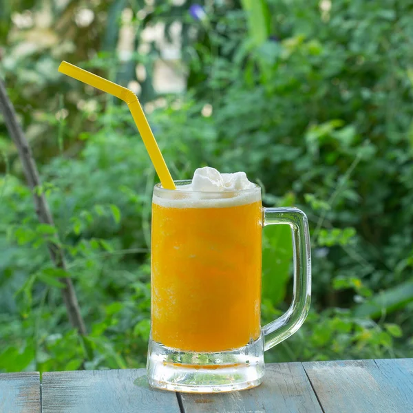 Vaso Zumo Naranja Fresco Batido Sobre Fondo Jardín —  Fotos de Stock