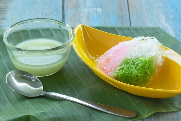 Salim Thai Dessert Colorful Bean Noodles Sweet Syrup Coconut Milk — 图库照片