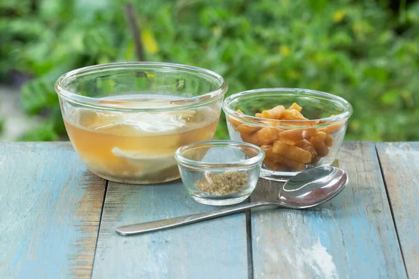 揚げたての生地に甘みのある暖かい生姜シロップをかけた豆ジャンク 柔らかい豆腐 タイの朝食 — ストック写真