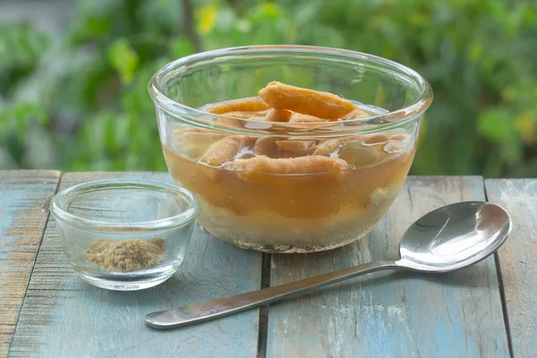 揚げたての生地に甘みのある暖かい生姜シロップをかけた豆ジャンク 柔らかい豆腐 タイの朝食 — ストック写真