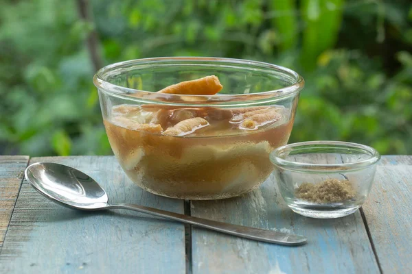 揚げたての生地に甘みのある暖かい生姜シロップをかけた豆ジャンク 柔らかい豆腐 タイの朝食 — ストック写真