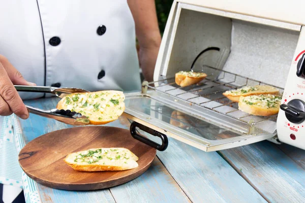 Chef Haalde Knoflookbrood Uit Oven Koken Knoflookbrood Concept Rechtenvrije Stockafbeeldingen