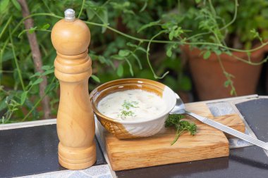 Bir fincan mantar kremalı çorba / mantar kreması çorbası konsepti