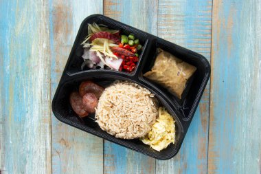 Karışık pilav ve karides ezmesi sosu / Kao Cluk Ka Pi / Tayland yemeği